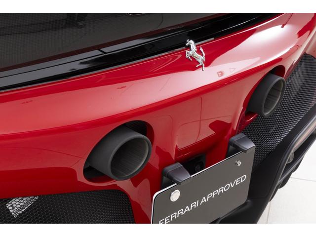 SF90ストラダーレ アセットフィオラノ F1 DCT E4WD Apple CarPlay リヤパーキングカメラマット仕上げカーボンファイバー製メータ・パネル・フード グロス仕上げカーボンファイバー車内アクセント(23枚目)