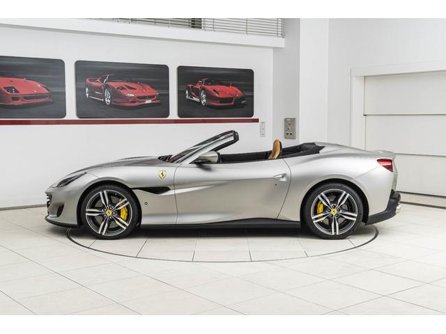 ポルトフィーノ Ｆ１　ＤＣＴ　パーキングカメラ　マグネライドサスペンション　カーボンＬＥＤステアリング２０インチフォージドダイヤモンドフィニッシュホイール　太ステッチ　プランシングホース刺繍（2枚目）