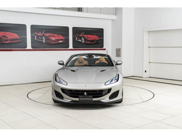 ポルトフィーノ Ｆ１　ＤＣＴ　パーキングカメラ　マグネライドサスペンション　カーボンＬＥＤステアリング２０インチフォージドダイヤモンドフィニッシュホイール　太ステッチ　プランシングホース刺繍（4枚目）