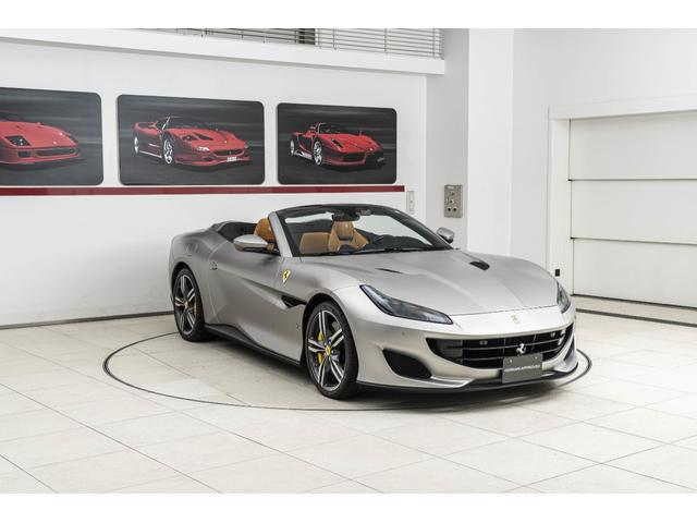 ポルトフィーノ Ｆ１　ＤＣＴ　パーキングカメラ　マグネライドサスペンション　カーボンＬＥＤステアリング２０インチフォージドダイヤモンドフィニッシュホイール　太ステッチ　プランシングホース刺繍（5枚目）