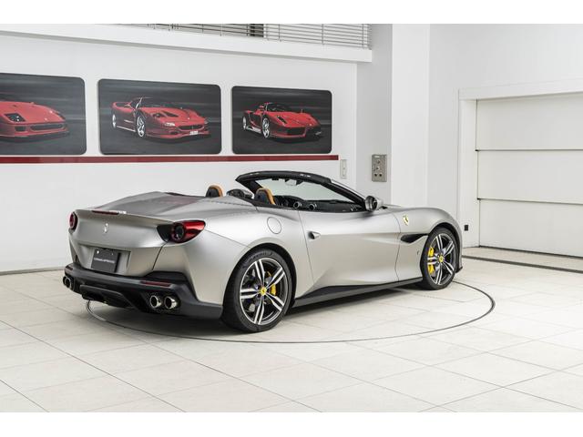 ポルトフィーノ Ｆ１　ＤＣＴ　パーキングカメラ　マグネライドサスペンション　カーボンＬＥＤステアリング２０インチフォージドダイヤモンドフィニッシュホイール　太ステッチ　プランシングホース刺繍（7枚目）