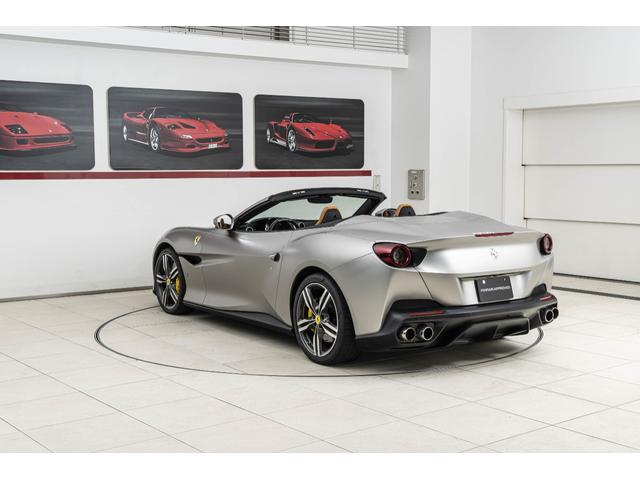 ポルトフィーノ Ｆ１　ＤＣＴ　パーキングカメラ　マグネライドサスペンション　カーボンＬＥＤステアリング２０インチフォージドダイヤモンドフィニッシュホイール　太ステッチ　プランシングホース刺繍（9枚目）