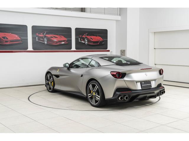 ポルトフィーノ Ｆ１　ＤＣＴ　パーキングカメラ　マグネライドサスペンション　カーボンＬＥＤステアリング２０インチフォージドダイヤモンドフィニッシュホイール　太ステッチ　プランシングホース刺繍（10枚目）