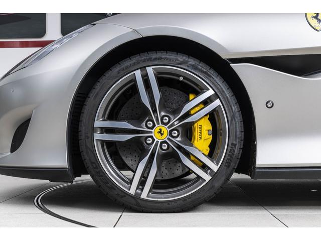 ポルトフィーノ Ｆ１　ＤＣＴ　パーキングカメラ　マグネライドサスペンション　カーボンＬＥＤステアリング２０インチフォージドダイヤモンドフィニッシュホイール　太ステッチ　プランシングホース刺繍（12枚目）