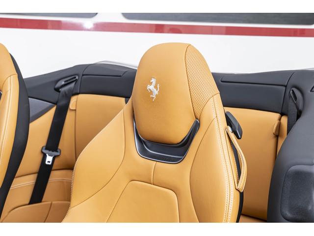 ポルトフィーノ Ｆ１　ＤＣＴ　パーキングカメラ　マグネライドサスペンション　カーボンＬＥＤステアリング２０インチフォージドダイヤモンドフィニッシュホイール　太ステッチ　プランシングホース刺繍（14枚目）