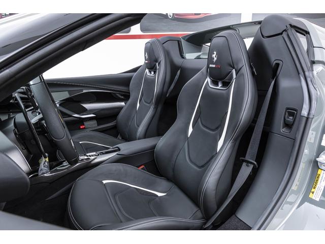 296GTS F1 DCT Grigio Medio/Nero フロントサスペンションリフター バックレーダー カーボンLEDステアリングスクーデリアフェラーリロゴ 鍛造ダイヤモンドフィニッシュホイール ブラックエキゾーストパイプ(2枚目)