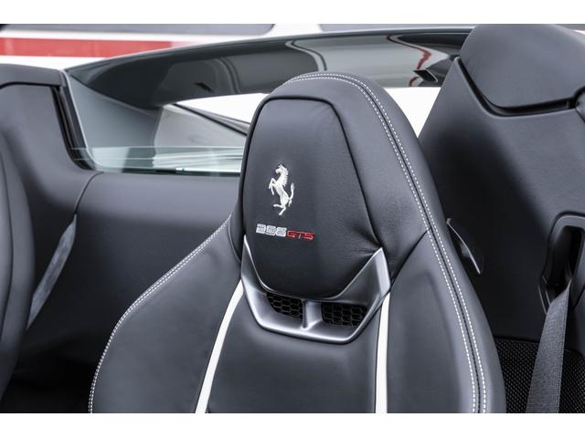 296GTS F1 DCT Grigio Medio/Nero フロントサスペンションリフター バックレーダー カーボンLEDステアリングスクーデリアフェラーリロゴ 鍛造ダイヤモンドフィニッシュホイール ブラックエキゾーストパイプ(3枚目)