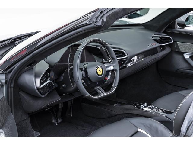 296GTS F1 DCT Grigio Medio/Nero フロントサスペンションリフター バックレーダー カーボンLEDステアリングスクーデリアフェラーリロゴ 鍛造ダイヤモンドフィニッシュホイール ブラックエキゾーストパイプ(4枚目)