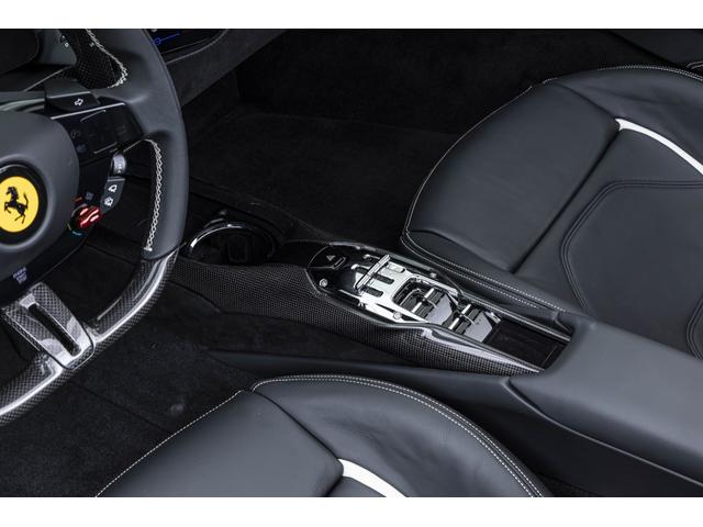 296GTS F1 DCT Grigio Medio/Nero フロントサスペンションリフター バックレーダー カーボンLEDステアリングスクーデリアフェラーリロゴ 鍛造ダイヤモンドフィニッシュホイール ブラックエキゾーストパイプ(6枚目)