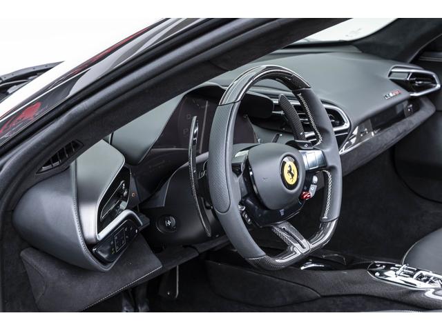 296GTS F1 DCT Grigio Medio/Nero フロントサスペンションリフター バックレーダー カーボンLEDステアリングスクーデリアフェラーリロゴ 鍛造ダイヤモンドフィニッシュホイール ブラックエキゾーストパイプ(7枚目)