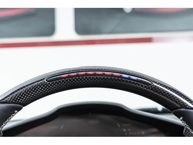 296GTS F1 DCT Grigio Medio/Nero フロントサスペンションリフター バックレーダー カーボンLEDステアリングスクーデリアフェラーリロゴ 鍛造ダイヤモンドフィニッシュホイール ブラックエキゾーストパイプ(10枚目)