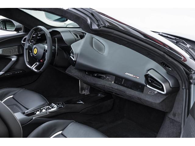 296GTS F1 DCT Grigio Medio/Nero フロントサスペンションリフター バックレーダー カーボンLEDステアリングスクーデリアフェラーリロゴ 鍛造ダイヤモンドフィニッシュホイール ブラックエキゾーストパイプ(11枚目)