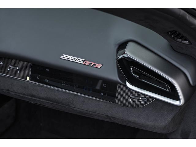 296GTS F1 DCT Grigio Medio/Nero フロントサスペンションリフター バックレーダー カーボンLEDステアリングスクーデリアフェラーリロゴ 鍛造ダイヤモンドフィニッシュホイール ブラックエキゾーストパイプ(12枚目)