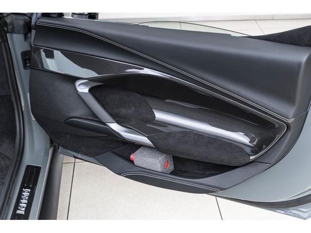 296GTS F1 DCT Grigio Medio/Nero フロントサスペンションリフター バックレーダー カーボンLEDステアリングスクーデリアフェラーリロゴ 鍛造ダイヤモンドフィニッシュホイール ブラックエキゾーストパイプ(14枚目)