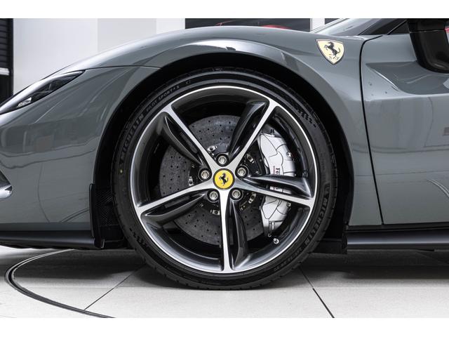 296GTS F1 DCT Grigio Medio/Nero フロントサスペンションリフター バックレーダー カーボンLEDステアリングスクーデリアフェラーリロゴ 鍛造ダイヤモンドフィニッシュホイール ブラックエキゾーストパイプ(18枚目)