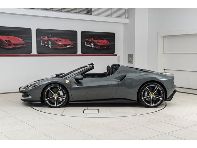 296GTS F1 DCT Grigio Medio/Nero フロントサスペンションリフター バックレーダー カーボンLEDステアリングスクーデリアフェラーリロゴ 鍛造ダイヤモンドフィニッシュホイール ブラックエキゾーストパイプ(20枚目)