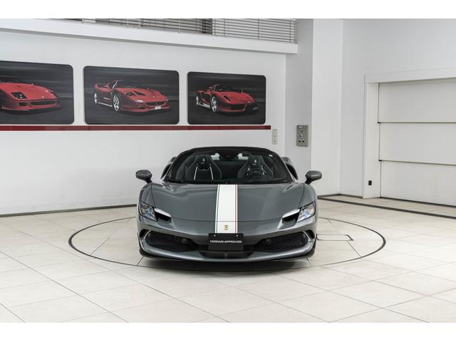 296GTS F1 DCT Grigio Medio/Nero フロントサスペンションリフター バックレーダー カーボンLEDステアリングスクーデリアフェラーリロゴ 鍛造ダイヤモンドフィニッシュホイール ブラックエキゾーストパイプ(22枚目)