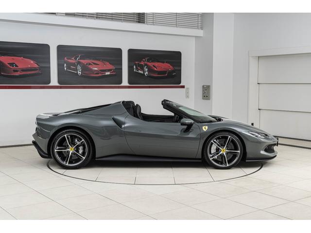 296GTS F1 DCT Grigio Medio/Nero フロントサスペンションリフター バックレーダー カーボンLEDステアリングスクーデリアフェラーリロゴ 鍛造ダイヤモンドフィニッシュホイール ブラックエキゾーストパイプ(24枚目)