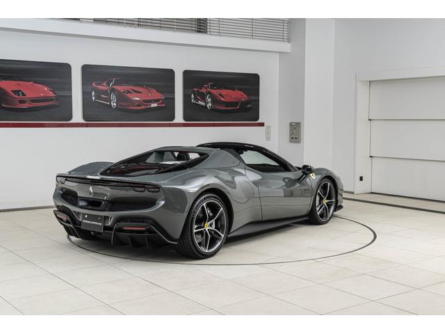 296GTS F1 DCT Grigio Medio/Nero フロントサスペンションリフター バックレーダー カーボンLEDステアリングスクーデリアフェラーリロゴ 鍛造ダイヤモンドフィニッシュホイール ブラックエキゾーストパイプ(25枚目)