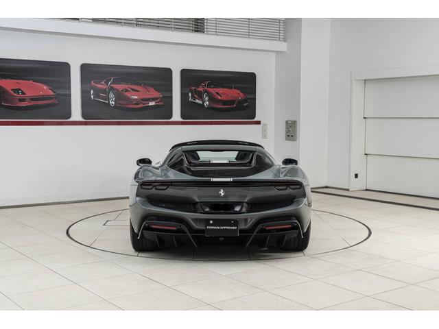 296GTS F1 DCT Grigio Medio/Nero フロントサスペンションリフター バックレーダー カーボンLEDステアリングスクーデリアフェラーリロゴ 鍛造ダイヤモンドフィニッシュホイール ブラックエキゾーストパイプ(26枚目)