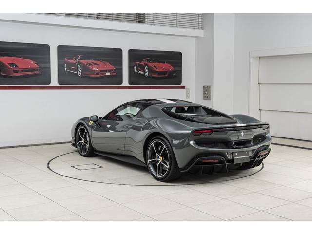 296GTS F1 DCT Grigio Medio/Nero フロントサスペンションリフター バックレーダー カーボンLEDステアリングスクーデリアフェラーリロゴ 鍛造ダイヤモンドフィニッシュホイール ブラックエキゾーストパイプ(28枚目)