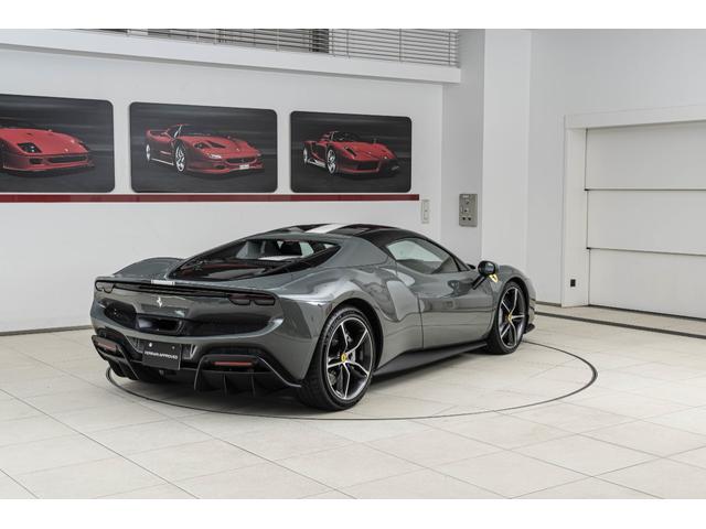 296GTS F1 DCT Grigio Medio/Nero フロントサスペンションリフター バックレーダー カーボンLEDステアリングスクーデリアフェラーリロゴ 鍛造ダイヤモンドフィニッシュホイール ブラックエキゾーストパイプ(29枚目)