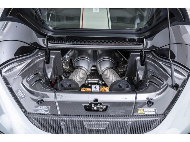 296GTS F1 DCT Grigio Medio/Nero フロントサスペンションリフター バックレーダー カーボンLEDステアリングスクーデリアフェラーリロゴ 鍛造ダイヤモンドフィニッシュホイール ブラックエキゾーストパイプ(30枚目)