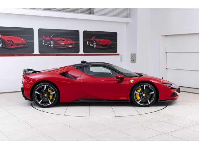 ＳＦ９０ストラダーレ アセットフィオラノ　Ｆ１　ＤＣＴ　Ｅ４ＷＤ　カーボンファイバー製エンジンルームシールド　カーボンファイバー製サイドエアインテークチタン製エキゾーストエキストラクター　フィオラーノボディデザインストライプ（4枚目）