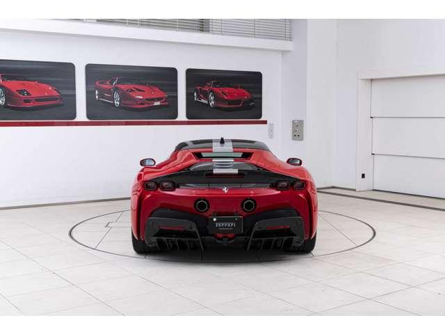 ＳＦ９０ストラダーレ アセットフィオラノ　Ｆ１　ＤＣＴ　Ｅ４ＷＤ　カーボンファイバー製エンジンルームシールド　カーボンファイバー製サイドエアインテークチタン製エキゾーストエキストラクター　フィオラーノボディデザインストライプ（6枚目）