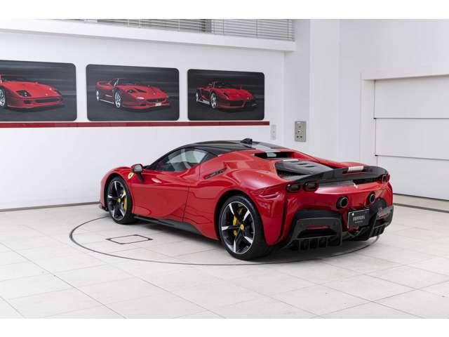 ＳＦ９０ストラダーレ アセットフィオラノ　Ｆ１　ＤＣＴ　Ｅ４ＷＤ　カーボンファイバー製エンジンルームシールド　カーボンファイバー製サイドエアインテークチタン製エキゾーストエキストラクター　フィオラーノボディデザインストライプ（7枚目）