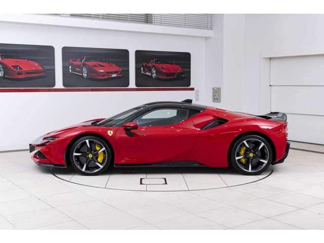 ＳＦ９０ストラダーレ アセットフィオラノ　Ｆ１　ＤＣＴ　Ｅ４ＷＤ　カーボンファイバー製エンジンルームシールド　カーボンファイバー製サイドエアインテークチタン製エキゾーストエキストラクター　フィオラーノボディデザインストライプ（8枚目）