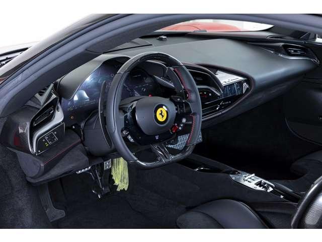 ＳＦ９０ストラダーレ アセットフィオラノ　Ｆ１　ＤＣＴ　Ｅ４ＷＤ　カーボンファイバー製エンジンルームシールド　カーボンファイバー製サイドエアインテークチタン製エキゾーストエキストラクター　フィオラーノボディデザインストライプ（11枚目）