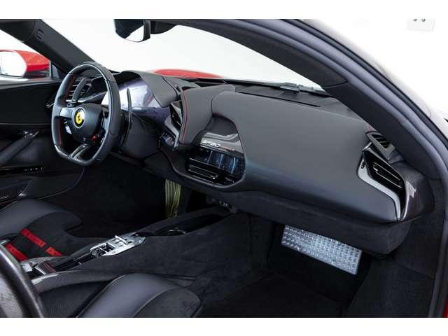 ＳＦ９０ストラダーレ アセットフィオラノ　Ｆ１　ＤＣＴ　Ｅ４ＷＤ　カーボンファイバー製エンジンルームシールド　カーボンファイバー製サイドエアインテークチタン製エキゾーストエキストラクター　フィオラーノボディデザインストライプ（18枚目）