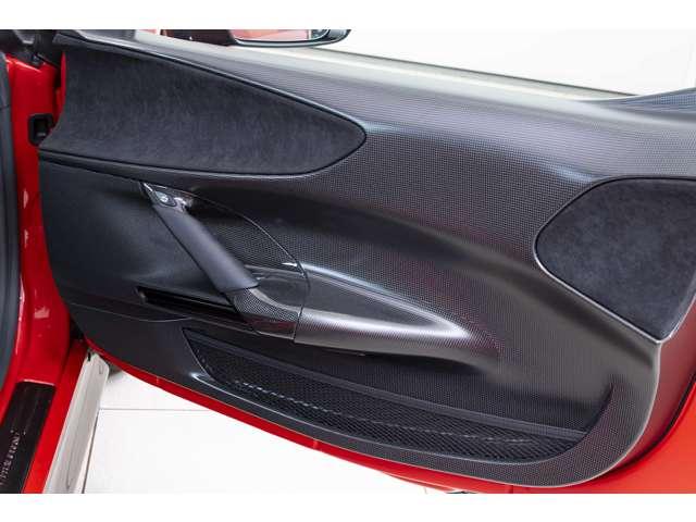 ＳＦ９０ストラダーレ アセットフィオラノ　Ｆ１　ＤＣＴ　Ｅ４ＷＤ　カーボンファイバー製エンジンルームシールド　カーボンファイバー製サイドエアインテークチタン製エキゾーストエキストラクター　フィオラーノボディデザインストライプ（19枚目）