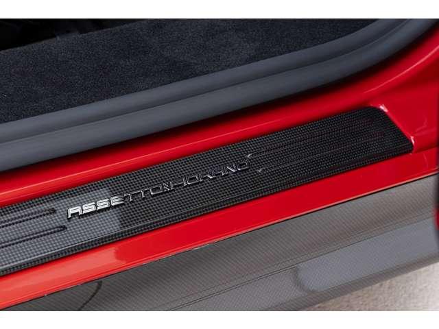 ＳＦ９０ストラダーレ アセットフィオラノ　Ｆ１　ＤＣＴ　Ｅ４ＷＤ　カーボンファイバー製エンジンルームシールド　カーボンファイバー製サイドエアインテークチタン製エキゾーストエキストラクター　フィオラーノボディデザインストライプ（20枚目）