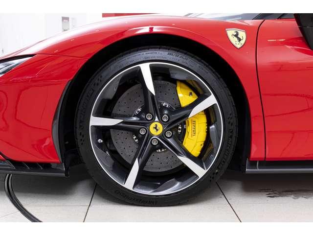 ＳＦ９０ストラダーレ アセットフィオラノ　Ｆ１　ＤＣＴ　Ｅ４ＷＤ　カーボンファイバー製エンジンルームシールド　カーボンファイバー製サイドエアインテークチタン製エキゾーストエキストラクター　フィオラーノボディデザインストライプ（23枚目）