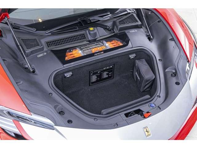 ＳＦ９０ストラダーレ アセットフィオラノ　Ｆ１　ＤＣＴ　Ｅ４ＷＤ　カーボンファイバー製エンジンルームシールド　カーボンファイバー製サイドエアインテークチタン製エキゾーストエキストラクター　フィオラーノボディデザインストライプ（26枚目）