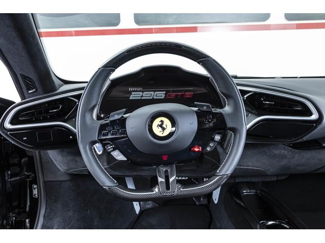 296GTB F1 DCT Nero / Nero チタンホイールボルト、ブラックエキゾーストパイプLEDカーボンステアリング、センタートンネルカーボンファイバー、バックレーダー、ブラックキャリパー(5枚目)