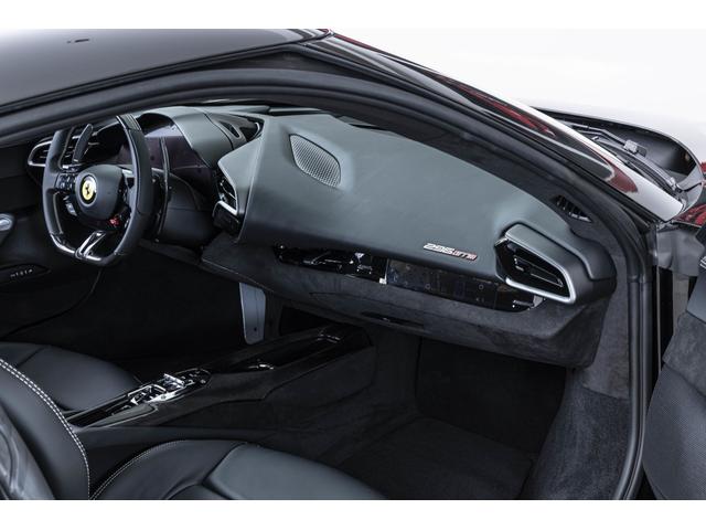 296GTB F1 DCT Nero / Nero チタンホイールボルト、ブラックエキゾーストパイプLEDカーボンステアリング、センタートンネルカーボンファイバー、バックレーダー、ブラックキャリパー(10枚目)