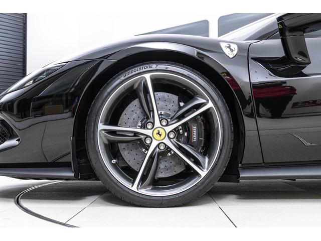 296GTB F1 DCT Nero / Nero チタンホイールボルト、ブラックエキゾーストパイプLEDカーボンステアリング、センタートンネルカーボンファイバー、バックレーダー、ブラックキャリパー(16枚目)