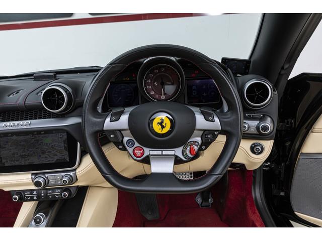 ポルトフィーノM F1 DCT Nero Daytona/Crema ハイパワーオーディオ スクーデリアフェラーリロゴ バックカメラ20インチ鍛造ダイヤモンドフィニッシュホイール スポーツエキゾースト スペシャルステッチ 跳ね馬刺繍(4枚目)