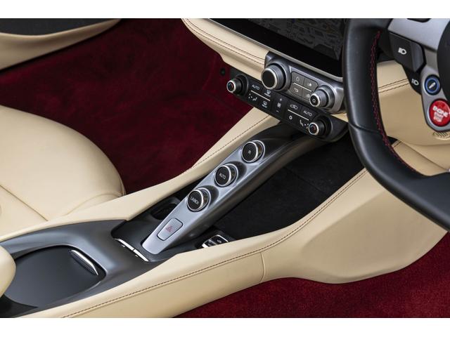 ポルトフィーノM F1 DCT Nero Daytona/Crema ハイパワーオーディオ スクーデリアフェラーリロゴ バックカメラ20インチ鍛造ダイヤモンドフィニッシュホイール スポーツエキゾースト スペシャルステッチ 跳ね馬刺繍(5枚目)