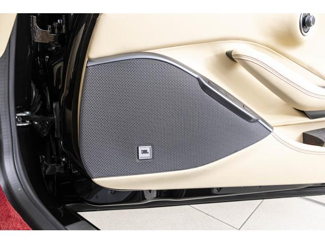 ポルトフィーノM F1 DCT Nero Daytona/Crema ハイパワーオーディオ スクーデリアフェラーリロゴ バックカメラ20インチ鍛造ダイヤモンドフィニッシュホイール スポーツエキゾースト スペシャルステッチ 跳ね馬刺繍(9枚目)