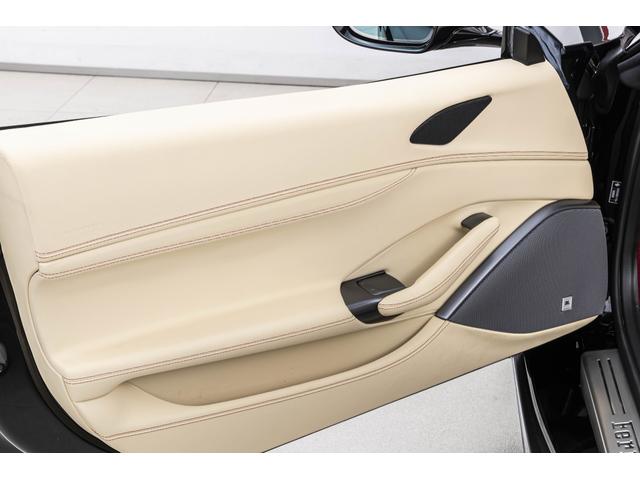 ポルトフィーノM F1 DCT Nero Daytona/Crema ハイパワーオーディオ スクーデリアフェラーリロゴ バックカメラ20インチ鍛造ダイヤモンドフィニッシュホイール スポーツエキゾースト スペシャルステッチ 跳ね馬刺繍(13枚目)