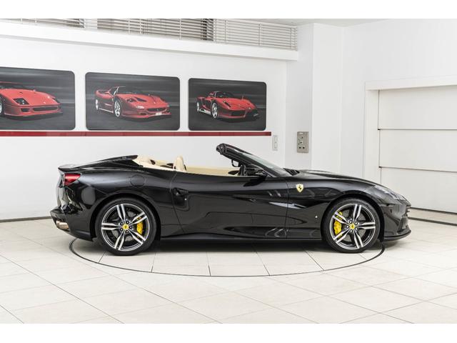 ポルトフィーノM F1 DCT Nero Daytona/Crema ハイパワーオーディオ スクーデリアフェラーリロゴ バックカメラ20インチ鍛造ダイヤモンドフィニッシュホイール スポーツエキゾースト スペシャルステッチ 跳ね馬刺繍(24枚目)