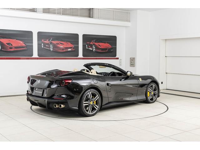 ポルトフィーノM F1 DCT Nero Daytona/Crema ハイパワーオーディオ スクーデリアフェラーリロゴ バックカメラ20インチ鍛造ダイヤモンドフィニッシュホイール スポーツエキゾースト スペシャルステッチ 跳ね馬刺繍(25枚目)