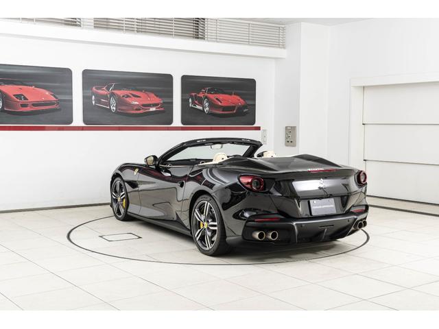 ポルトフィーノM F1 DCT Nero Daytona/Crema ハイパワーオーディオ スクーデリアフェラーリロゴ バックカメラ20インチ鍛造ダイヤモンドフィニッシュホイール スポーツエキゾースト スペシャルステッチ 跳ね馬刺繍(27枚目)