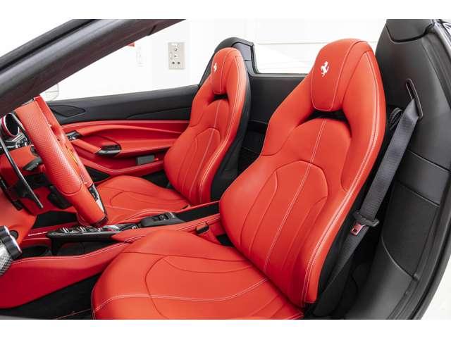 F8スパイダー F1 DCT Bianco Avus / Rosso フロントサスペンションリフト、フェラーリエンブレム、バックカメラカーボンドライバーゾーン、カーボンダッシュボード、カーボンセンターコンソール、カーボンドアハンドル(2枚目)