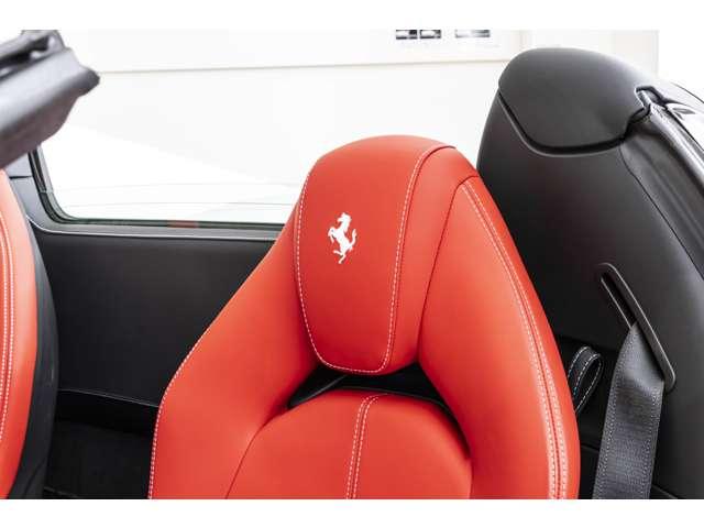 F8スパイダー F1 DCT Bianco Avus / Rosso フロントサスペンションリフト、フェラーリエンブレム、バックカメラカーボンドライバーゾーン、カーボンダッシュボード、カーボンセンターコンソール、カーボンドアハンドル(3枚目)