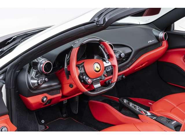 F8スパイダー F1 DCT Bianco Avus / Rosso フロントサスペンションリフト、フェラーリエンブレム、バックカメラカーボンドライバーゾーン、カーボンダッシュボード、カーボンセンターコンソール、カーボンドアハンドル(4枚目)